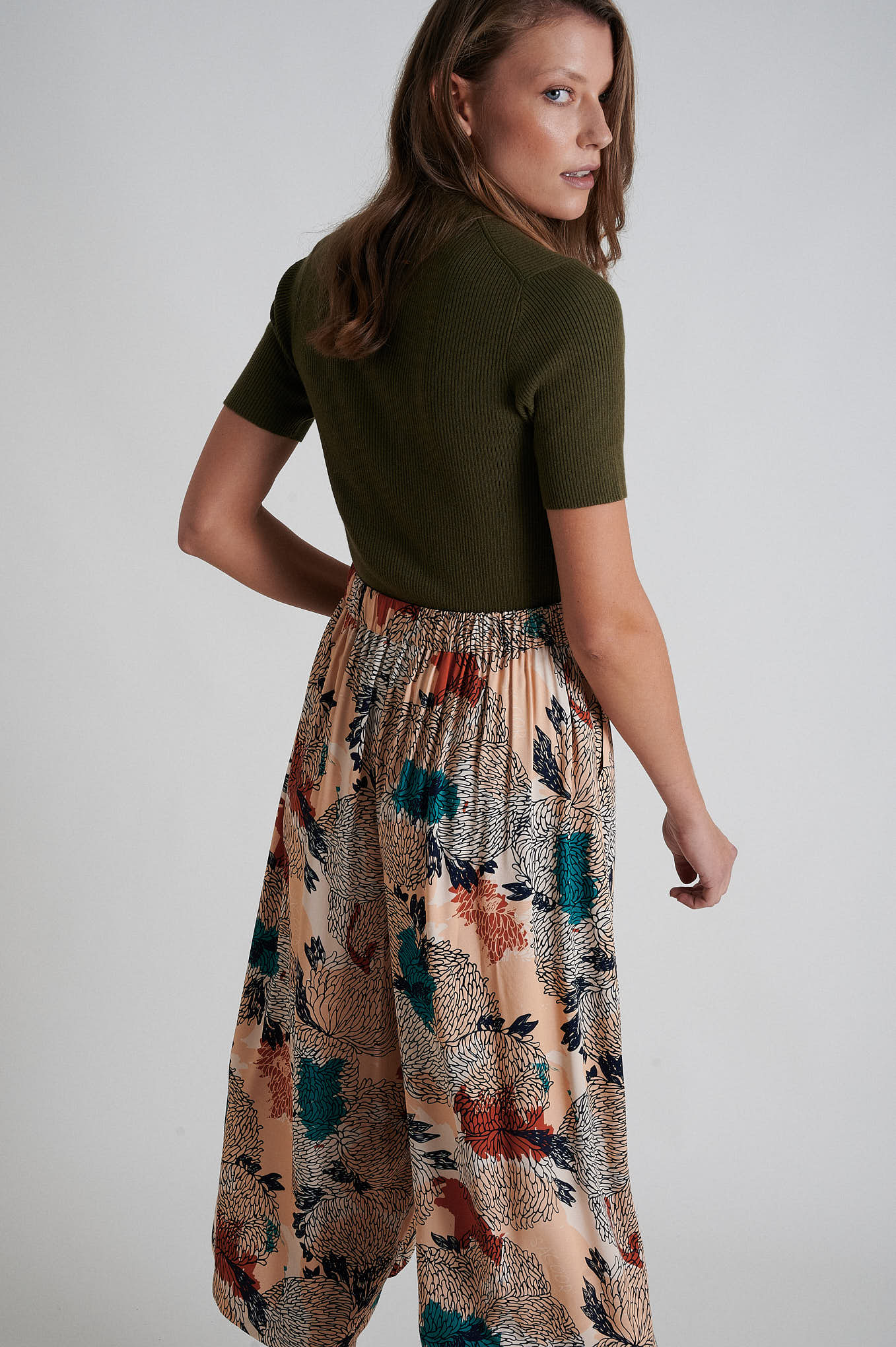 Cotton silk blend short sleeve sweater with chest opening - Image 3