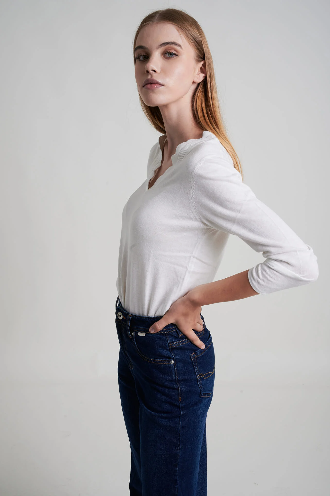 Cotton silk blend sweater with scalloped V-neckline - Image 13