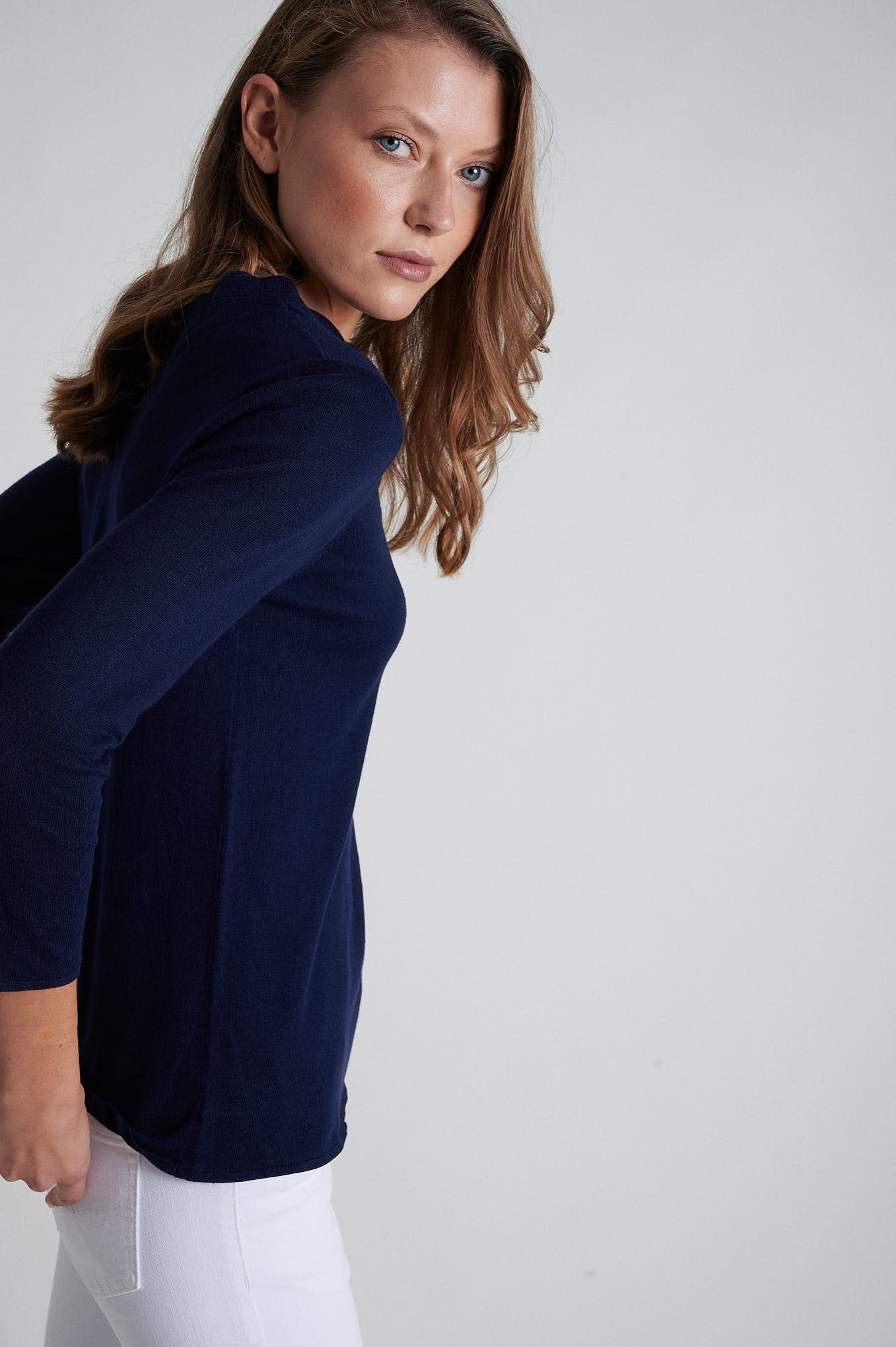 Cotton silk blend sweater with scalloped V-neckline - Image 8