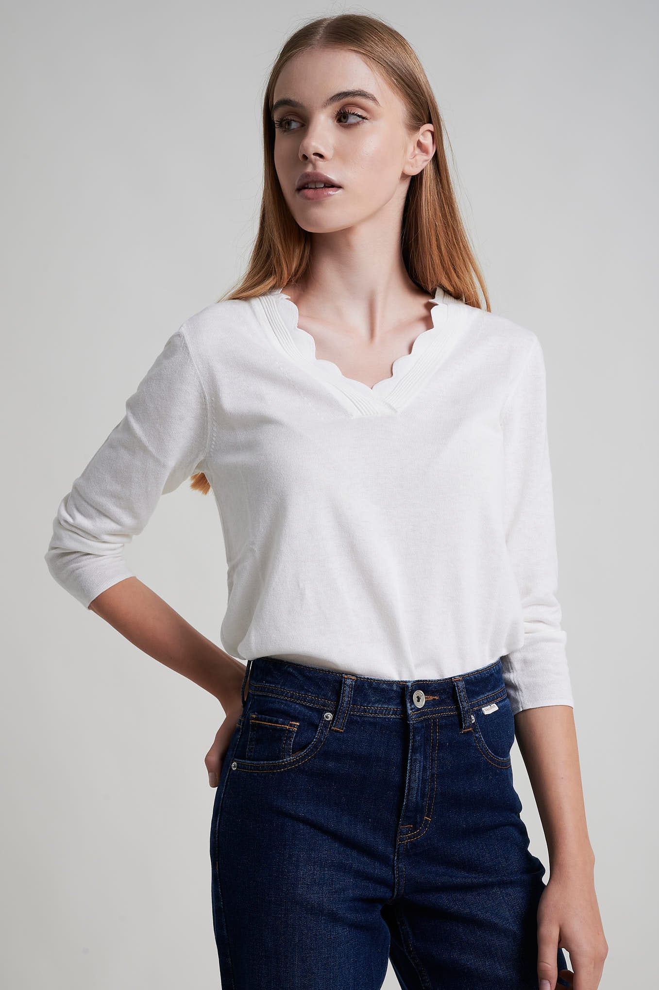 Cotton silk blend sweater with scalloped V-neckline - Image 9