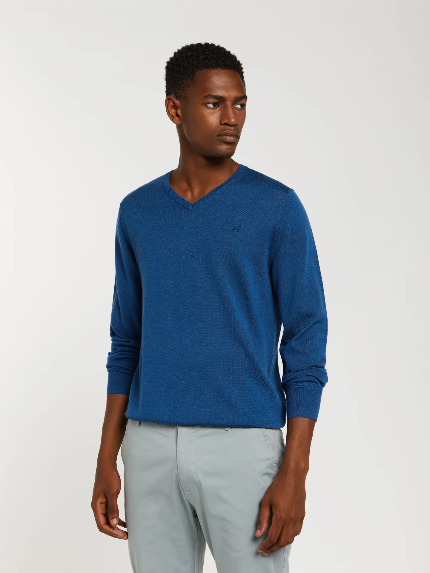 Extra fine merino wool v-neck sweater - Image 21