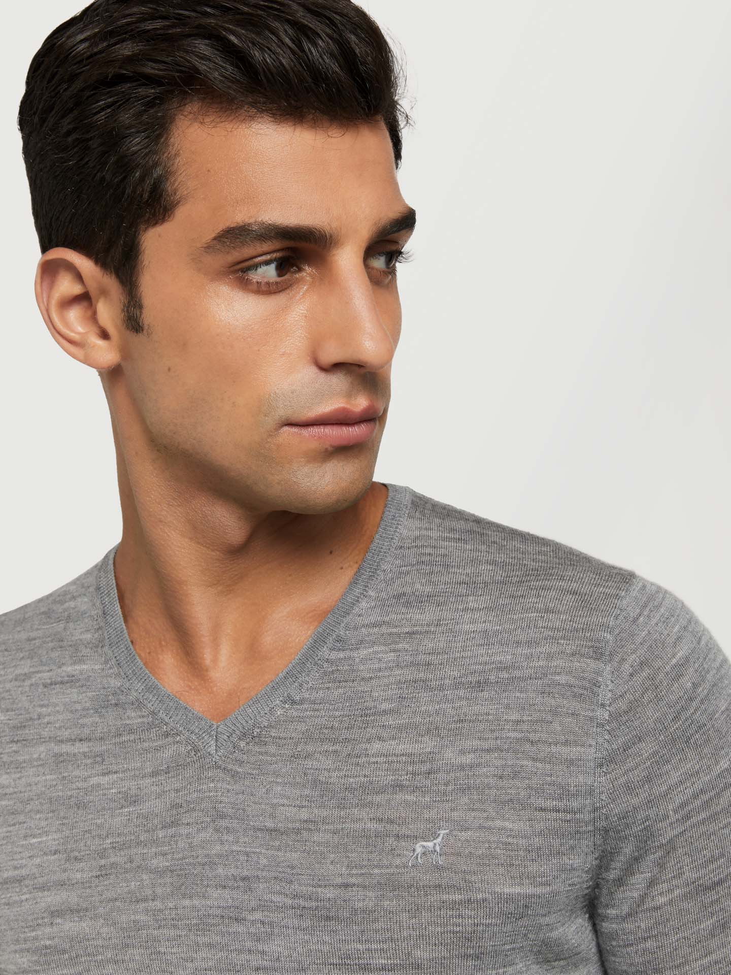 Extra fine merino wool v-neck sweater - Image 23