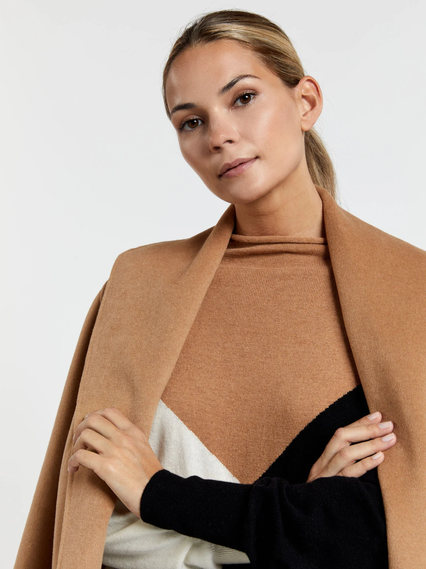 High neckline colour blocking sweater - Image 2