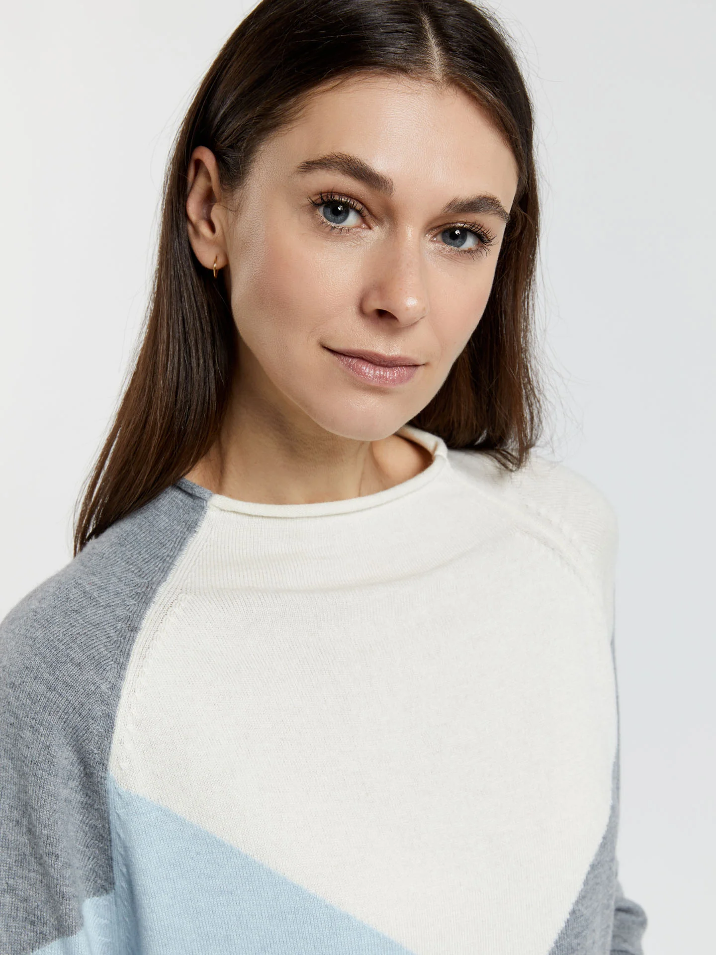 High neckline colour blocking sweater - Image 5