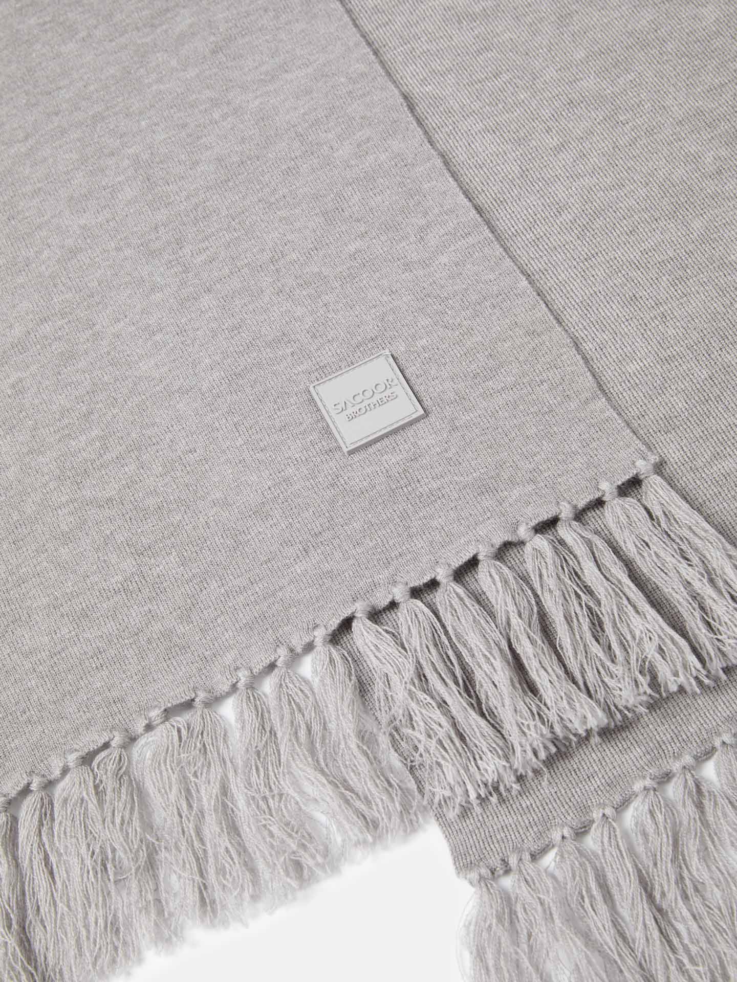 Knitted scarf with personalized silicone badge - Image 8