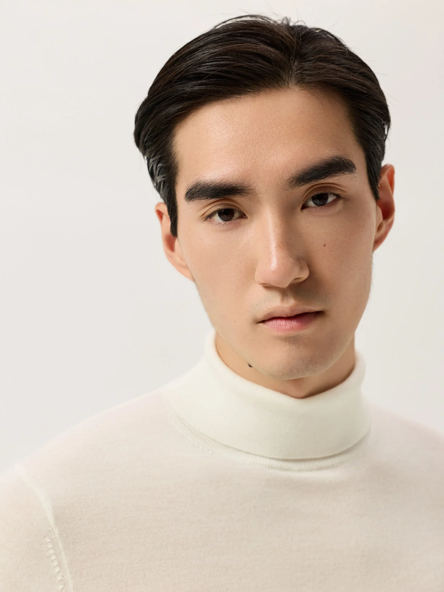Long Sleeve Turtleneck Sweater In Extra Fine Merino Wool - Image 10