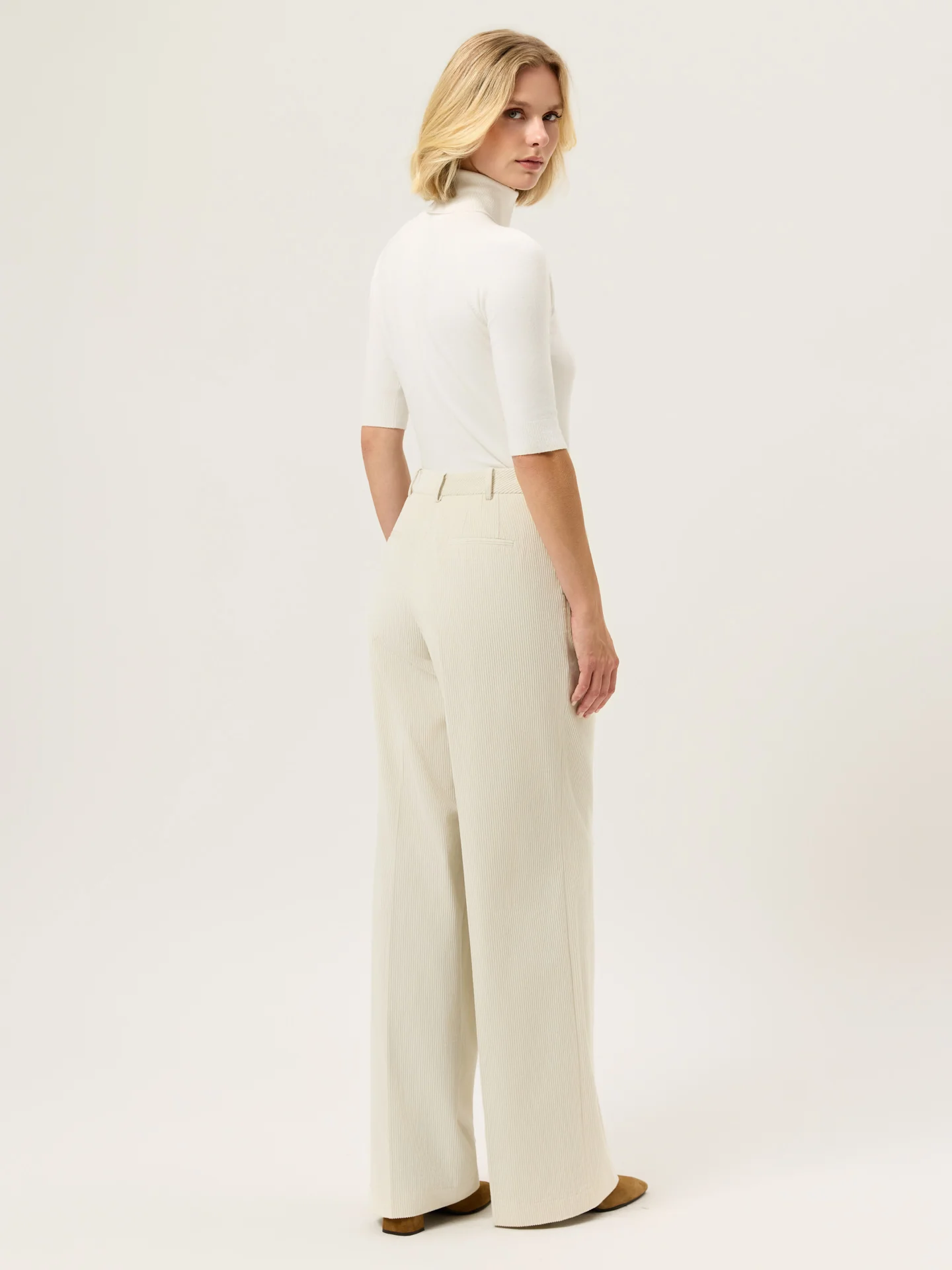 Loose Fit Trousers In 100%Cotton Corduroy With Pleats - Image 3