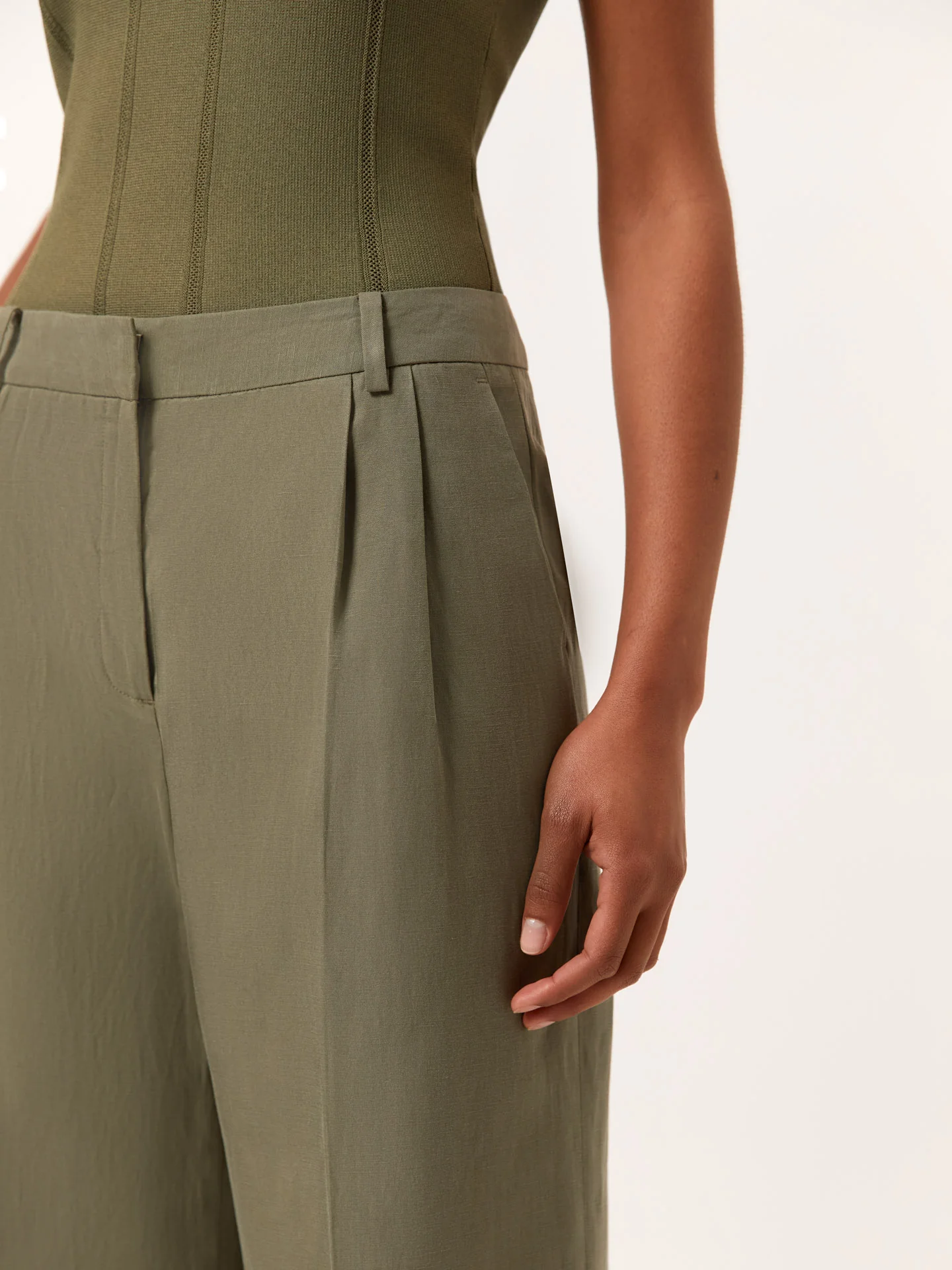 Loose Fit Trousers In Lyocell Linen & Cotton Blend With Pleats - Image 4