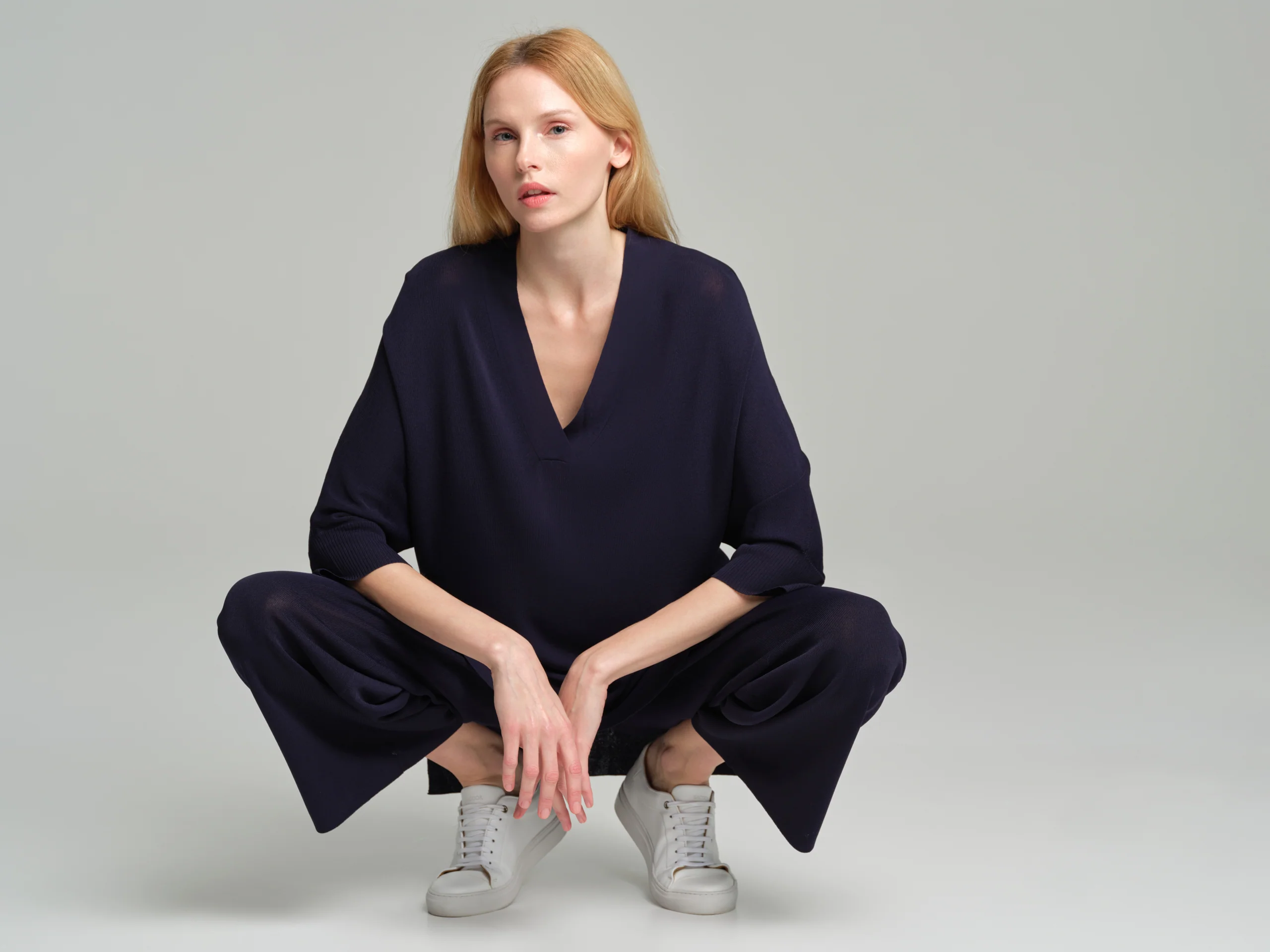 Loose v-neck sweater - Image 10