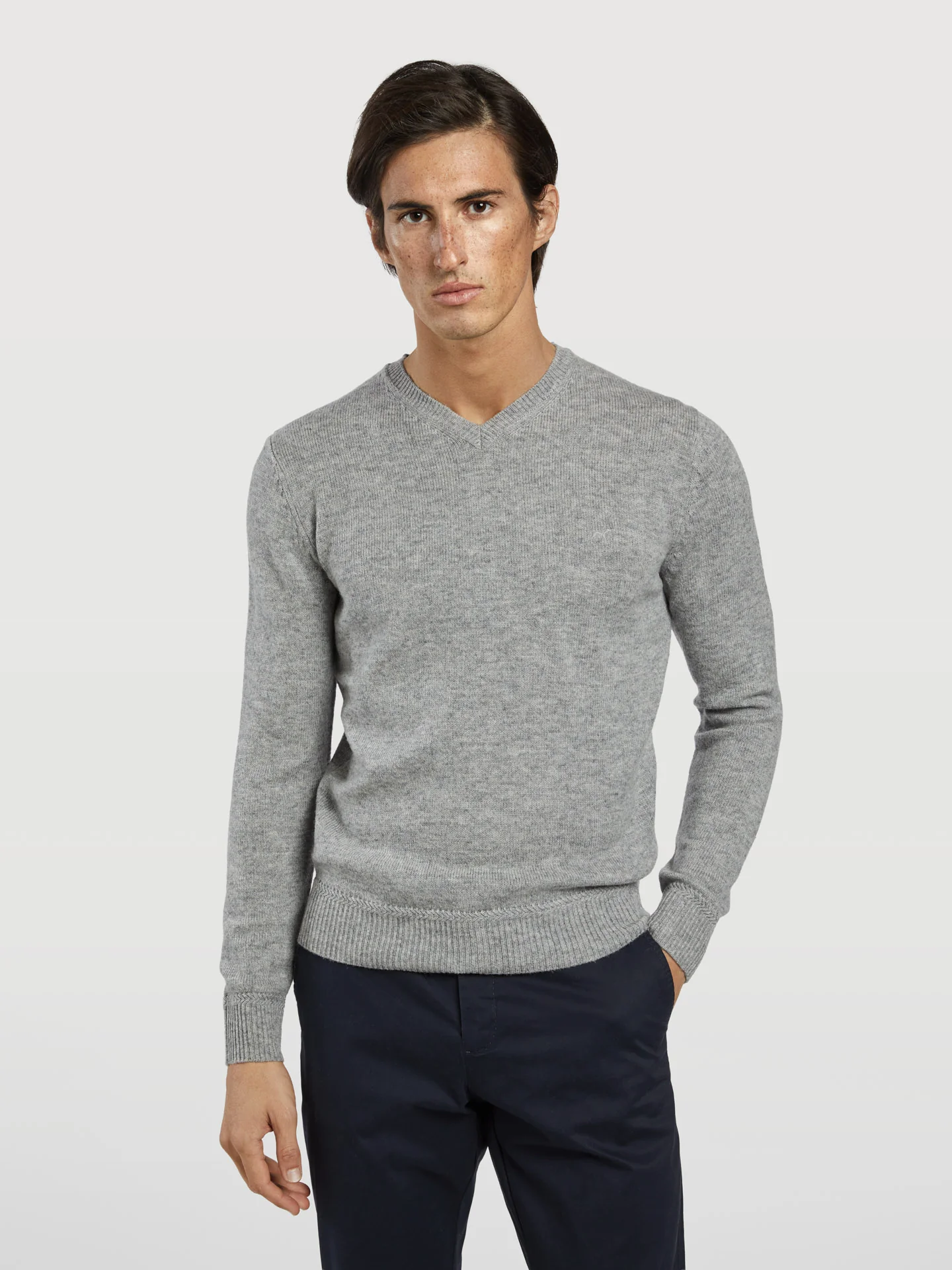 Machine washable v-neck sweater - Image 7