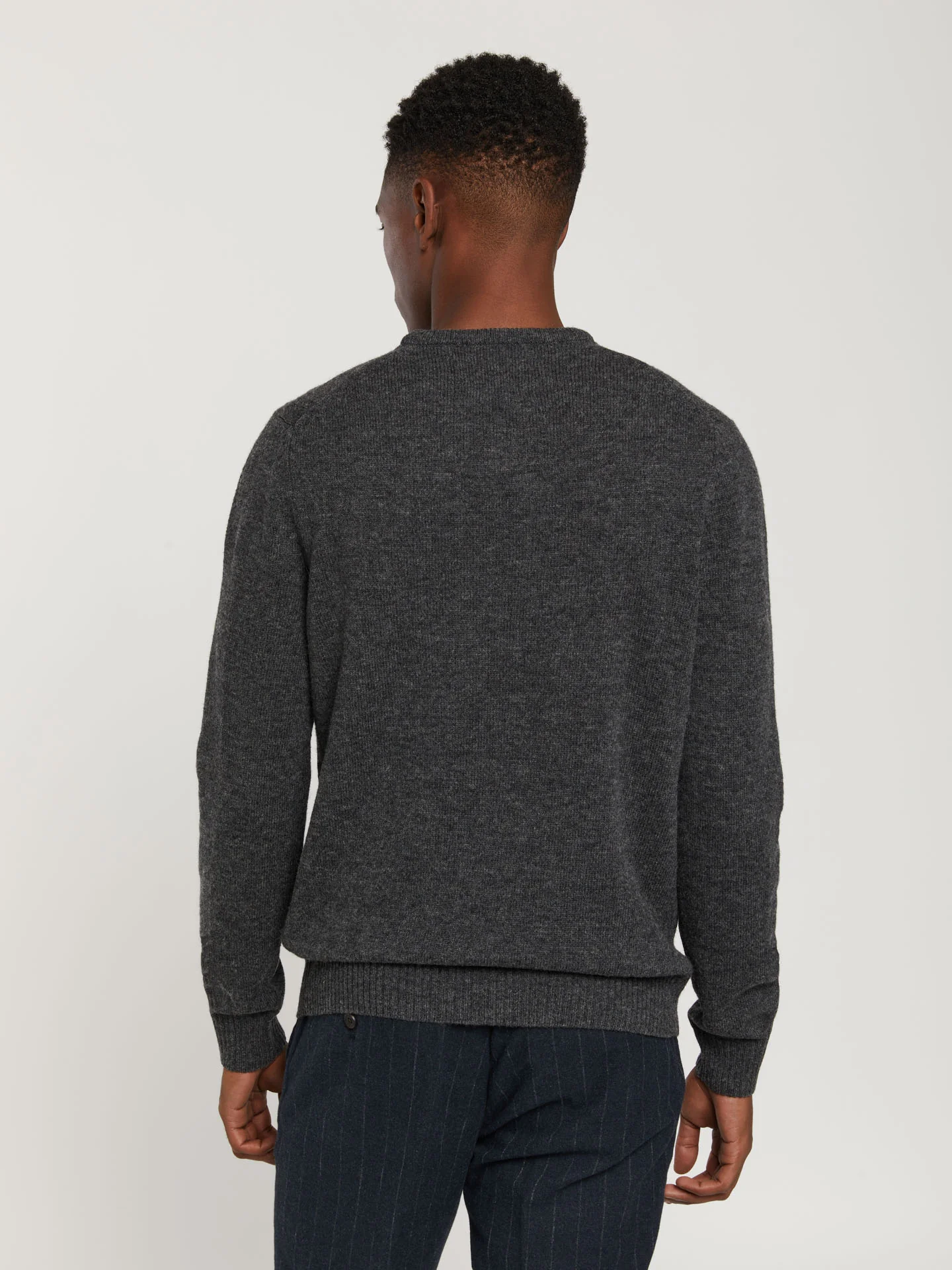 Machine washable v-neck sweater - Image 15