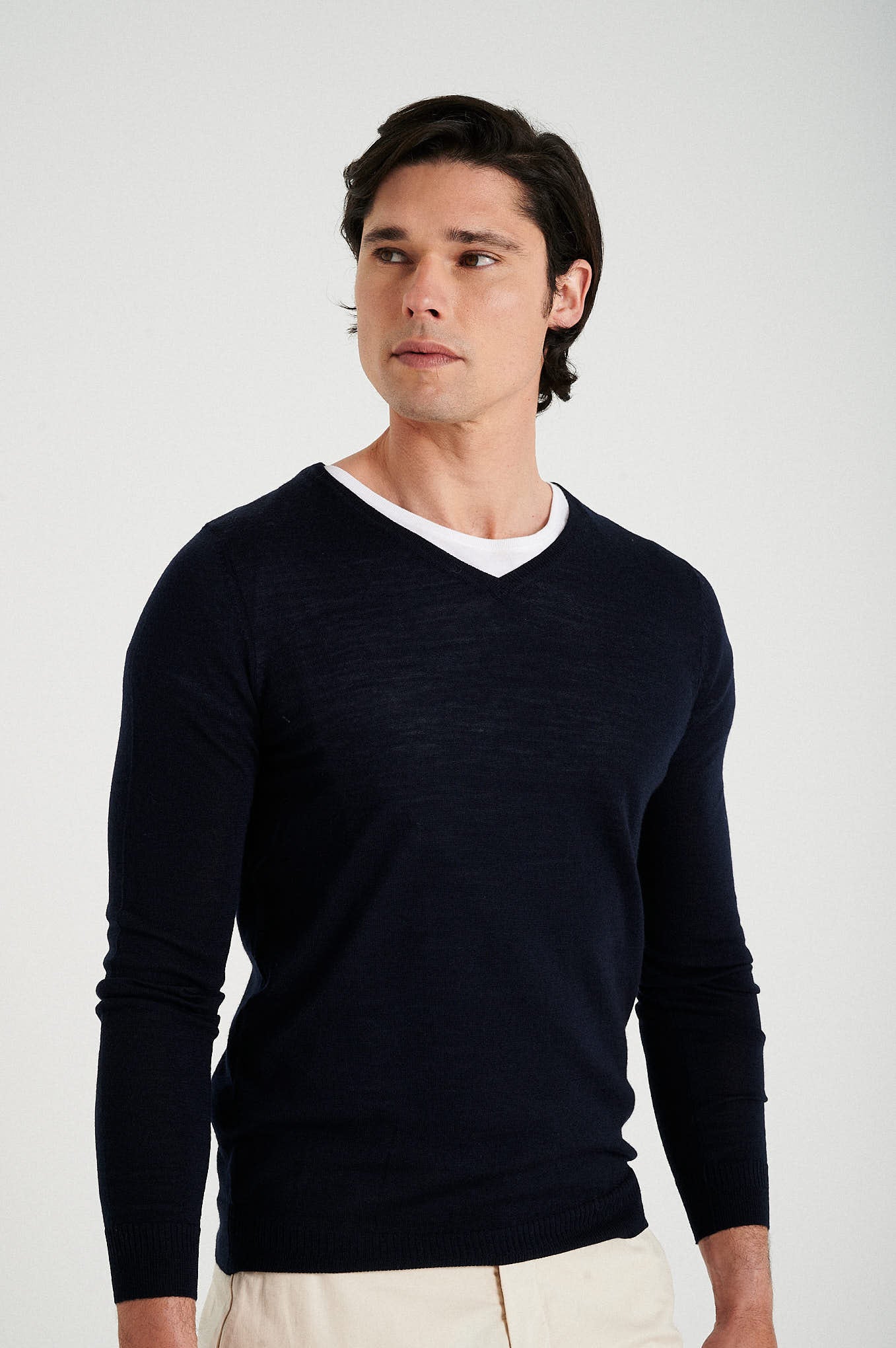 Men's extrafine merino wool V neck sweater - Image 15