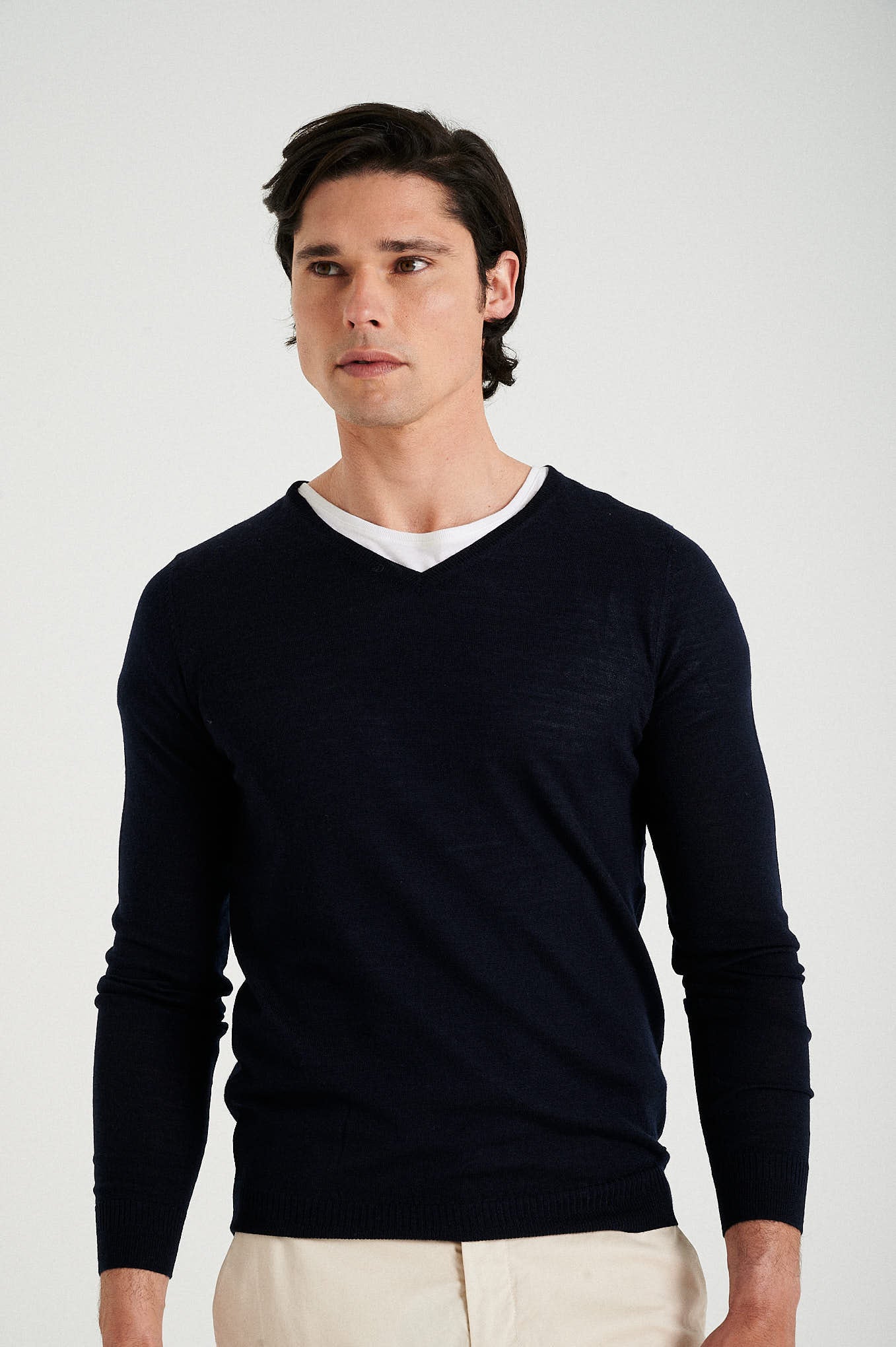 Men's extrafine merino wool V neck sweater - Image 17