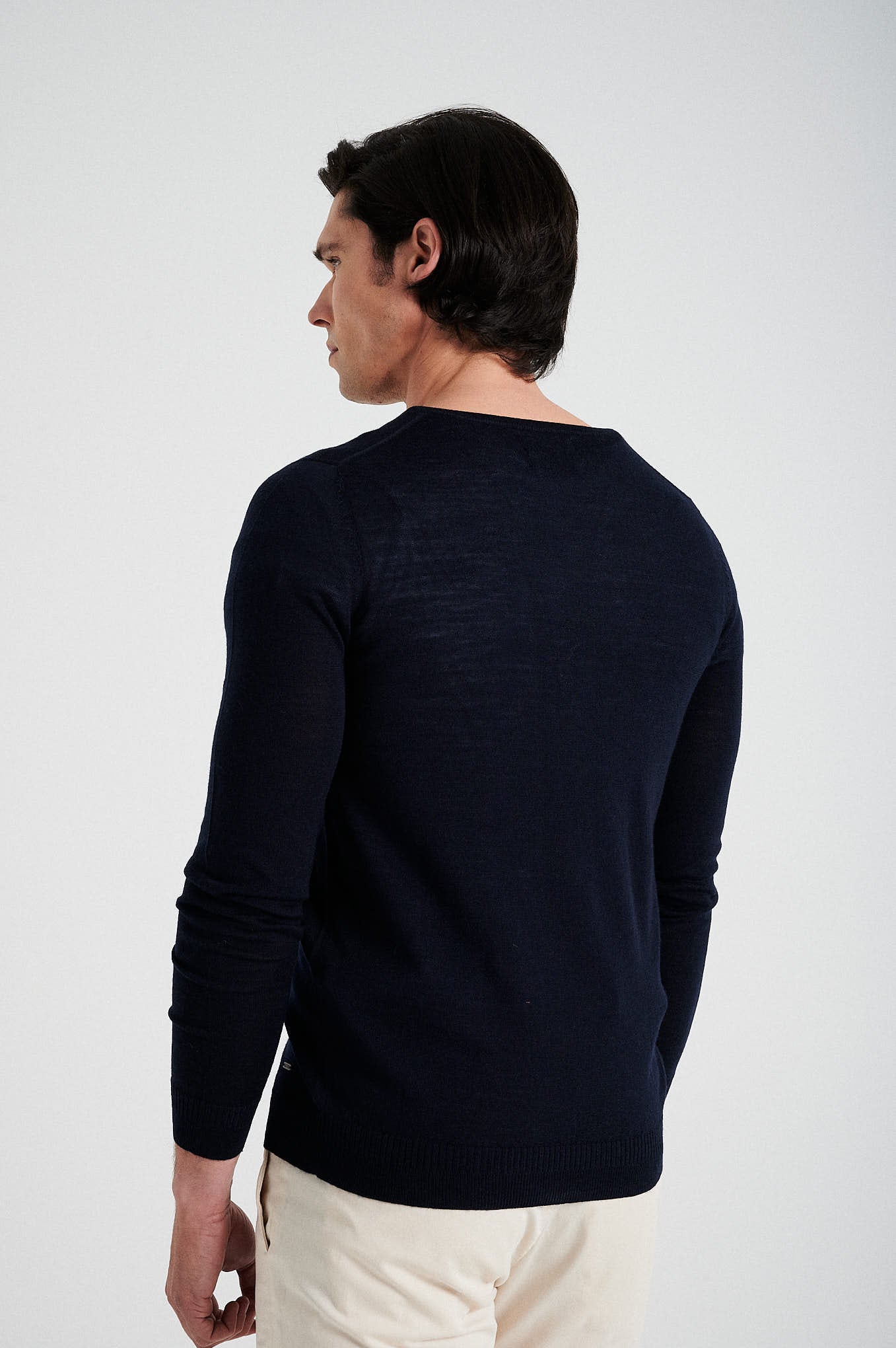 Men's extrafine merino wool V neck sweater - Image 18