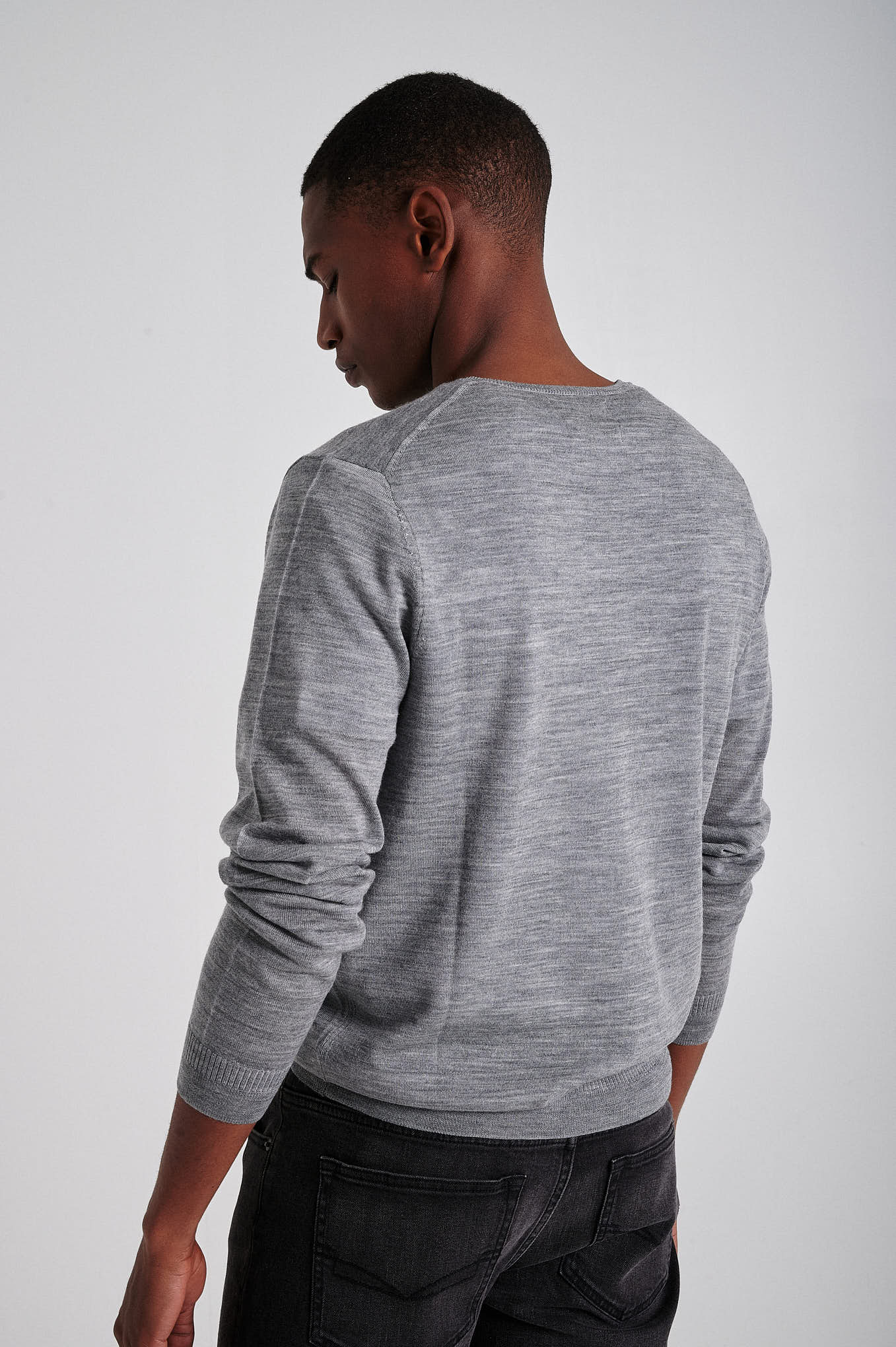 Men's extrafine merino wool V neck sweater - Image 29