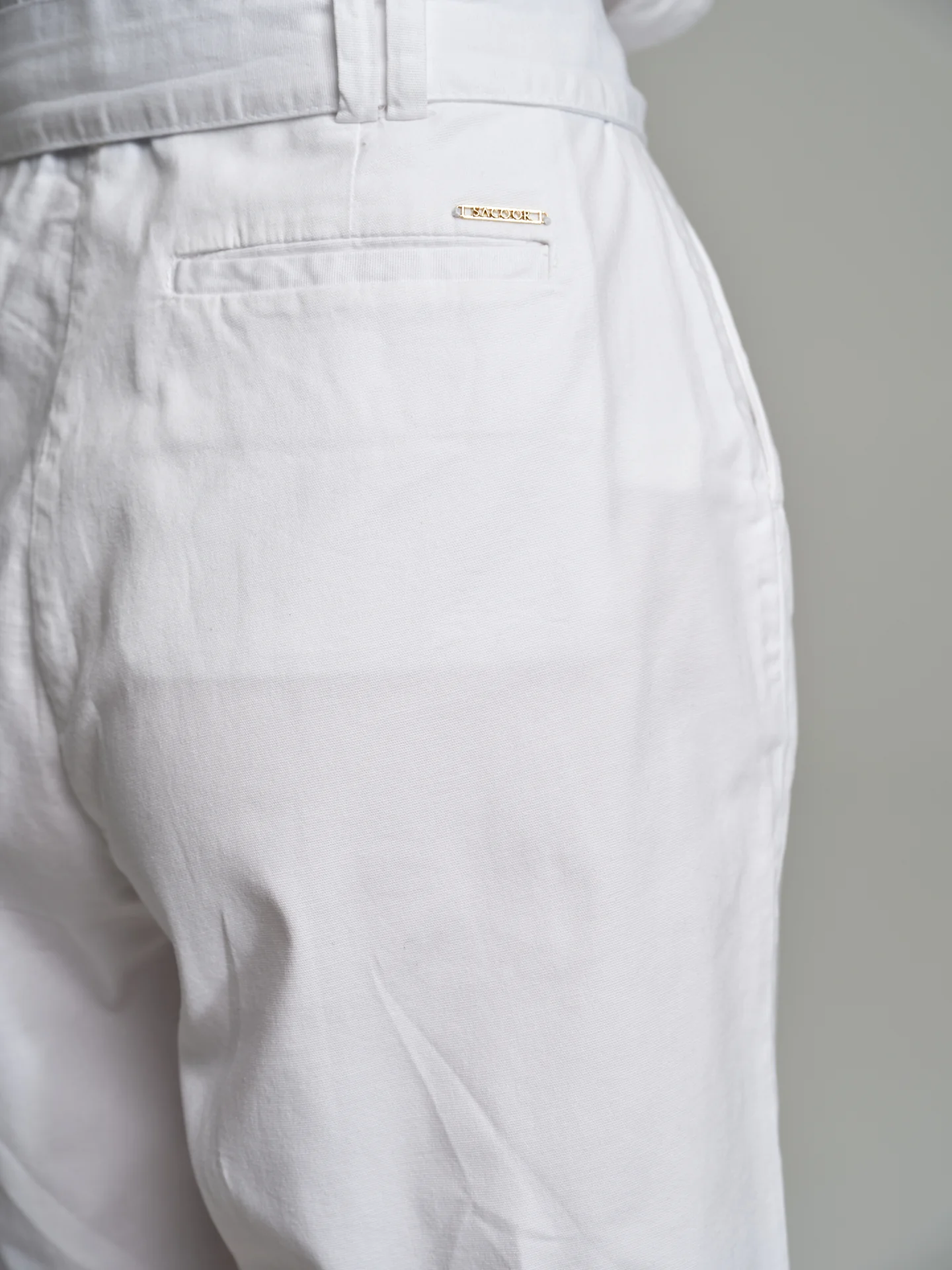 Pleated shorts with belt - Image 11