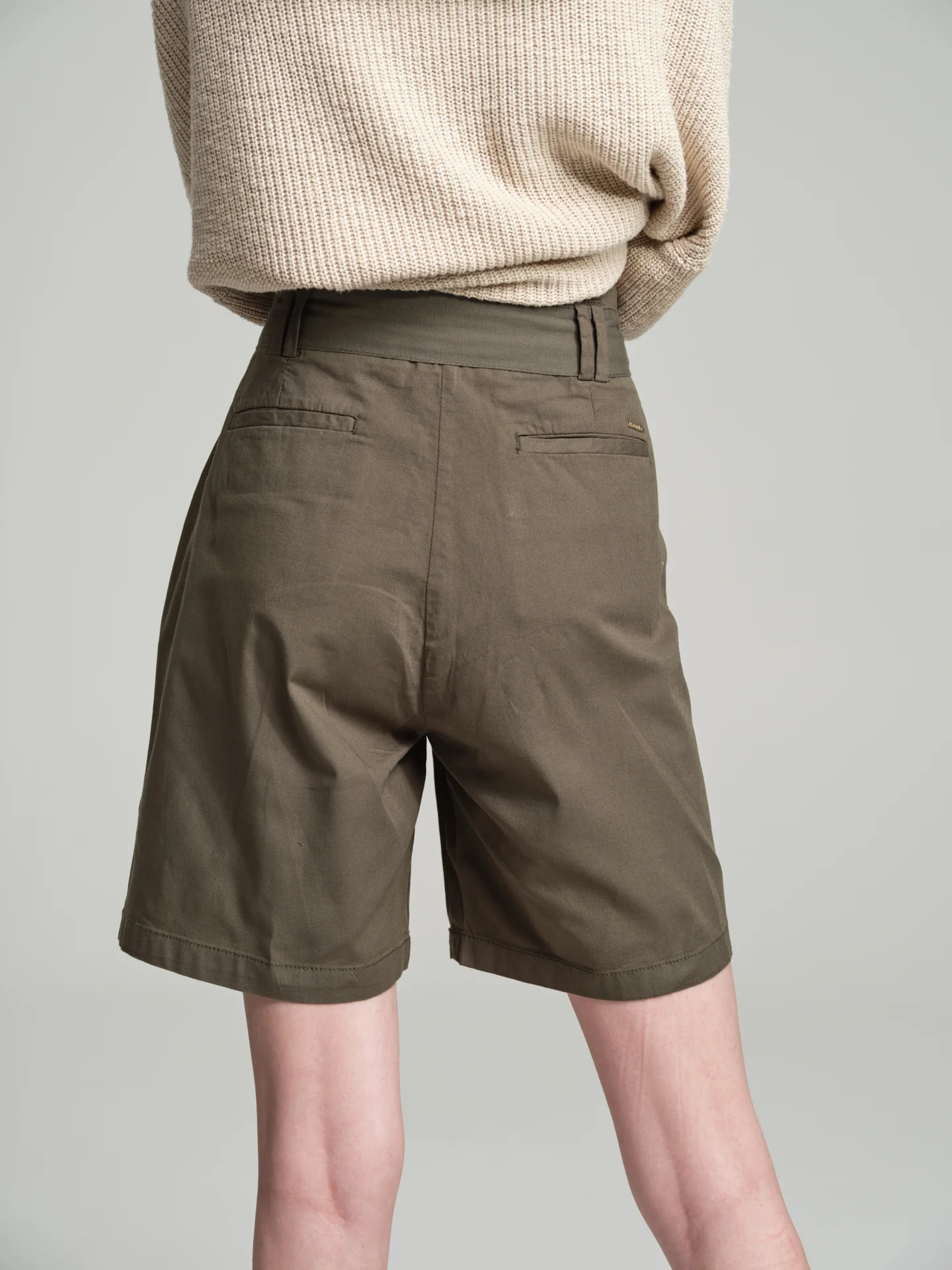 Pleated shorts with belt - Image 4