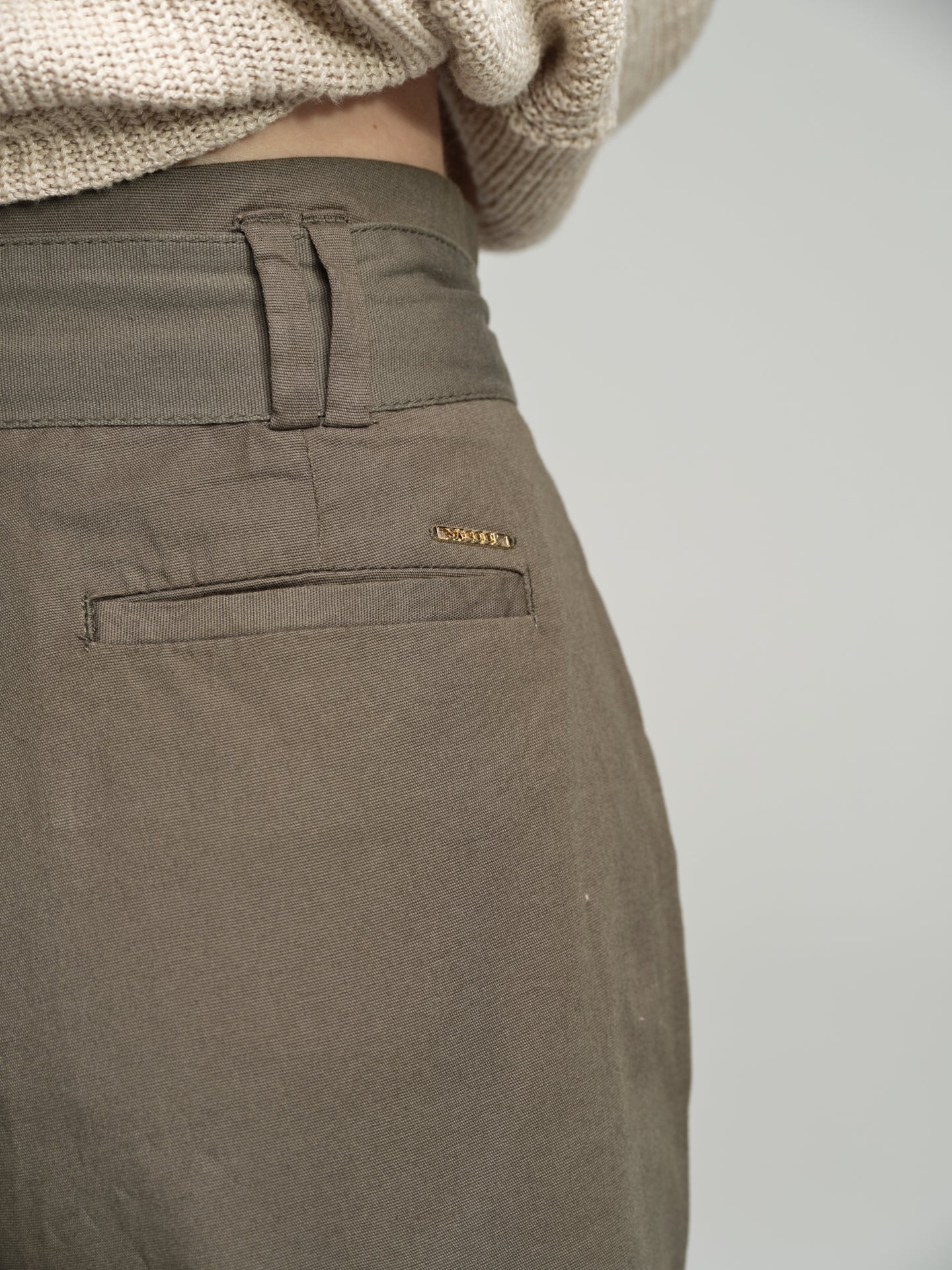 Pleated shorts with belt - Image 6