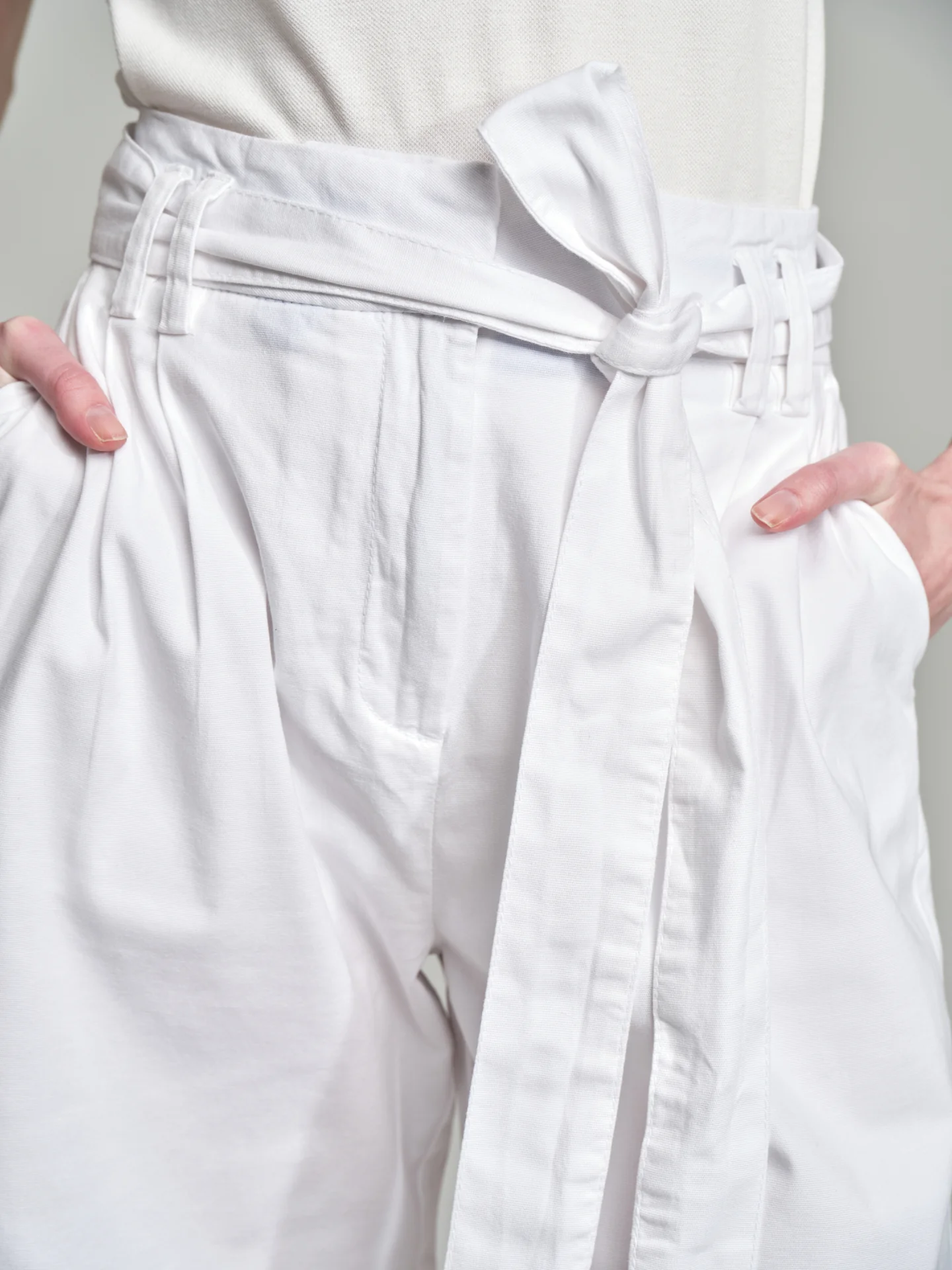 Pleated shorts with belt - Image 9