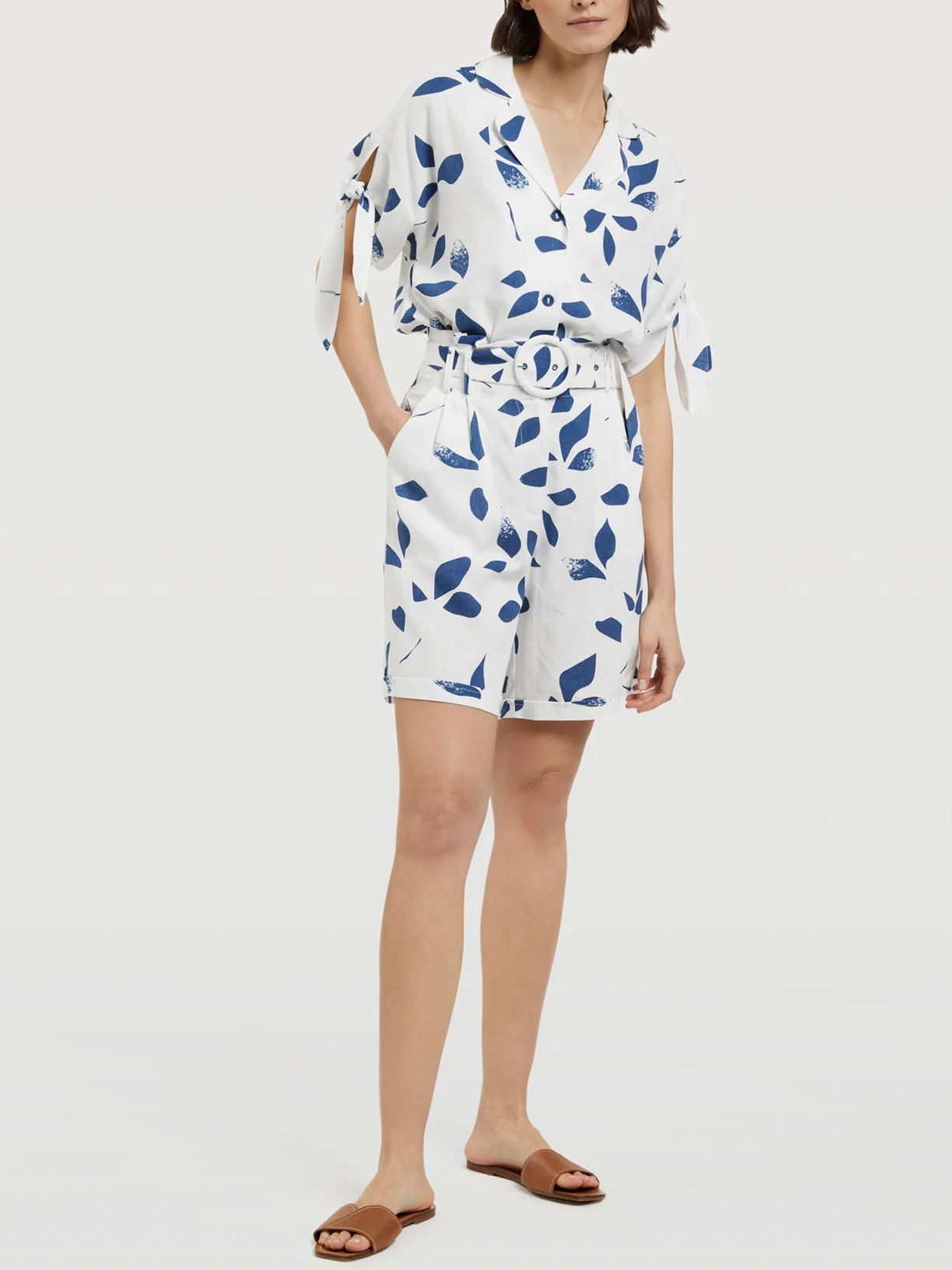 Printed Wide Leg Shorts With Belt - Image 4