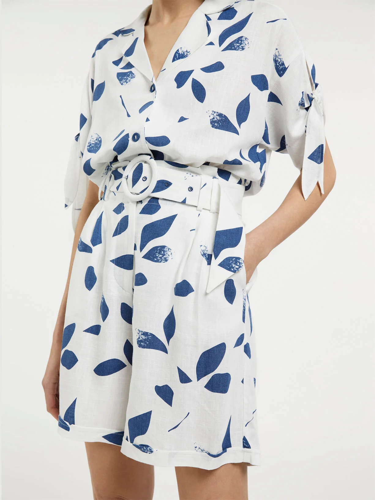Printed Wide Leg Shorts With Belt - Image 6