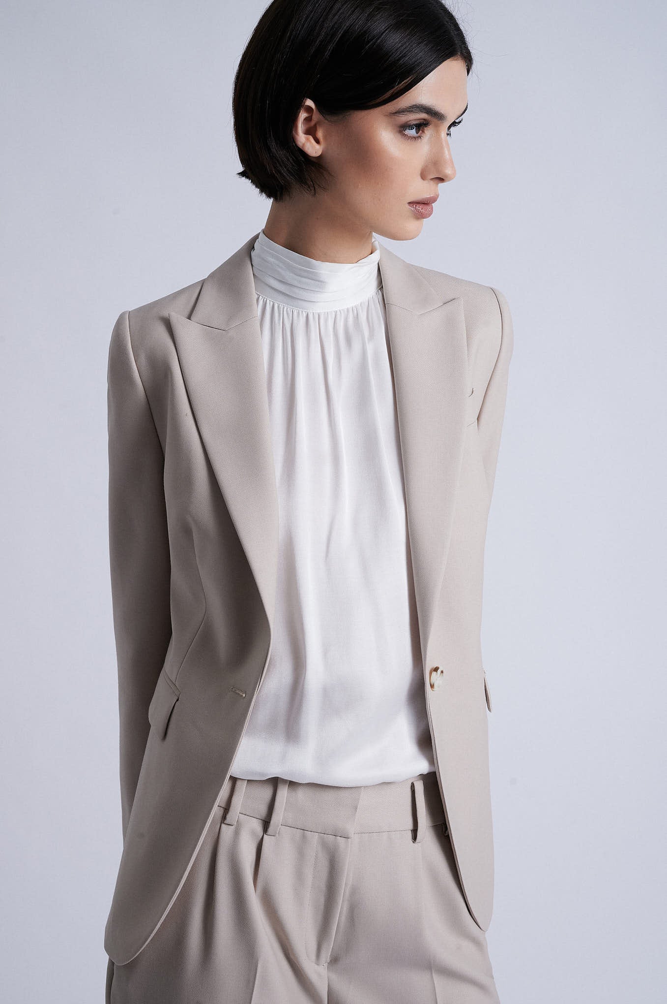 Single-button beige blazer - Image 2