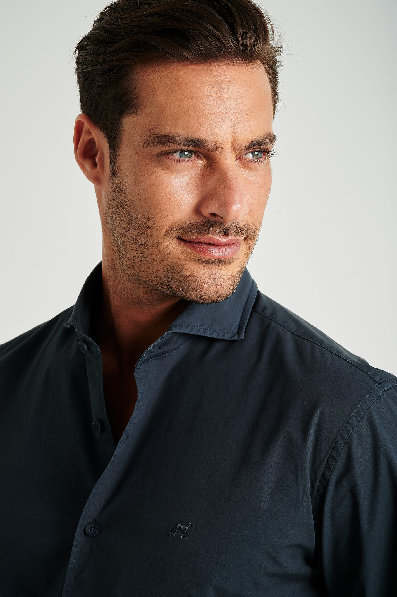 Slim fit cotton elastane comfort poplin shirt in garment dye - Image 20