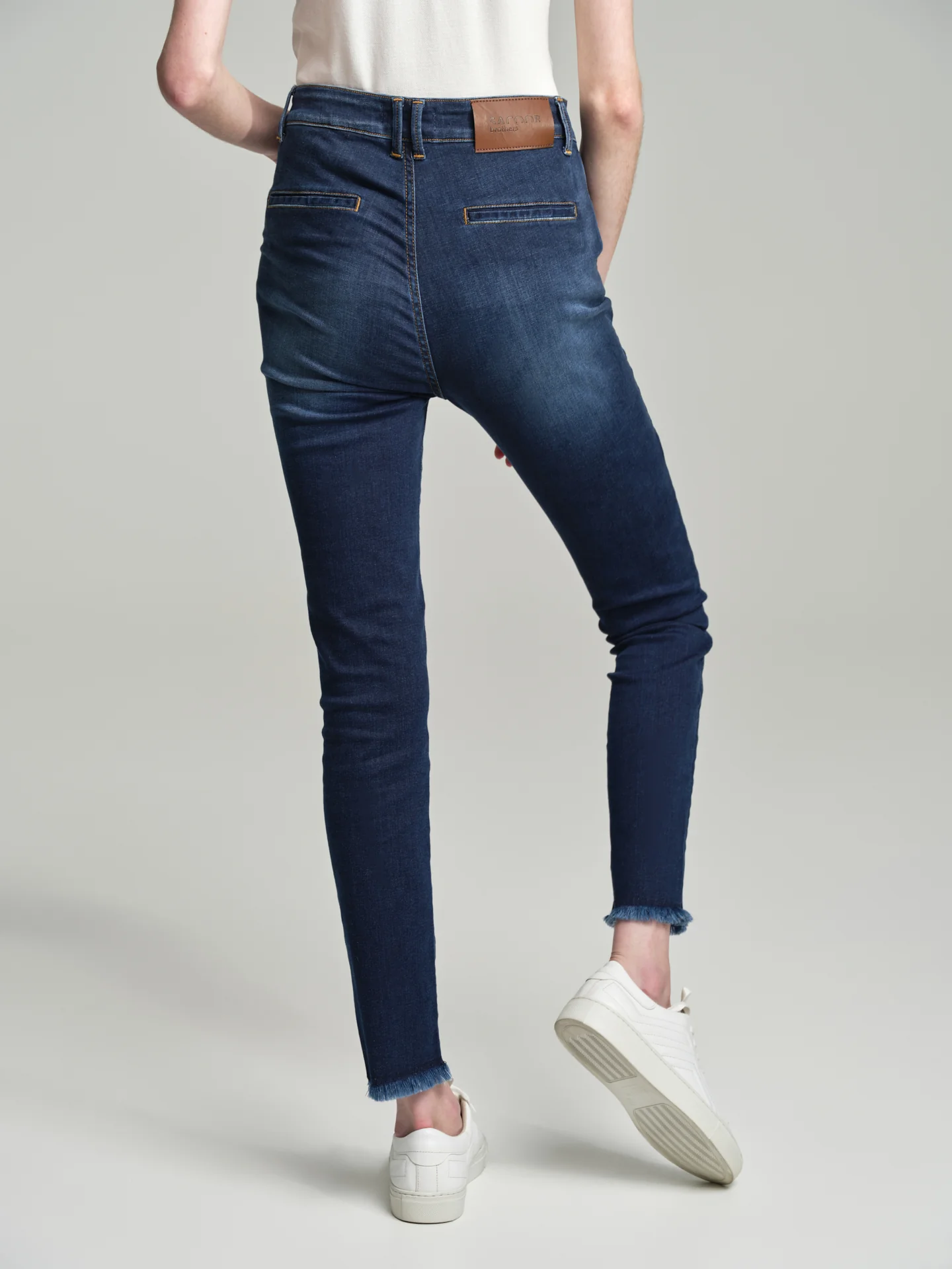 Slim fit high waist jeans - Image 3