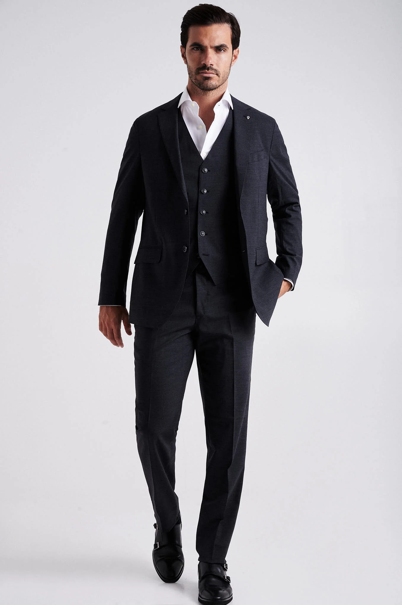 Slim fit wool stretch high performance suit with vest - Image 5