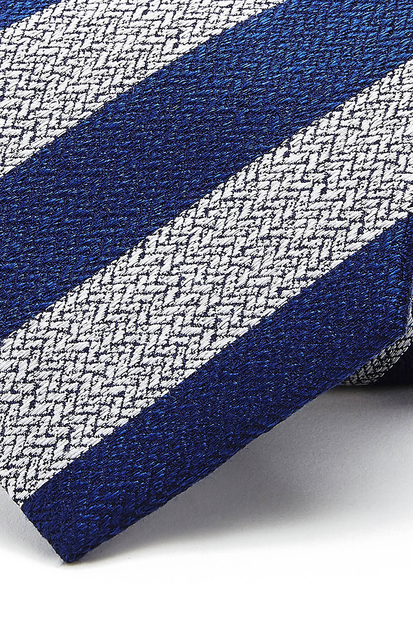 Striped Pattern Tie 100% Silk 8cm - Image 4