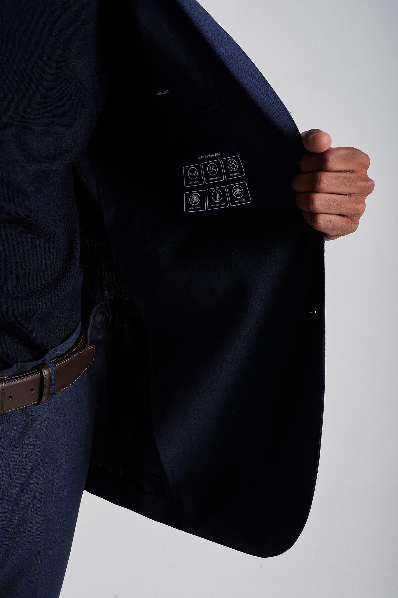 Tailored fit ultra-light suit - Image 8