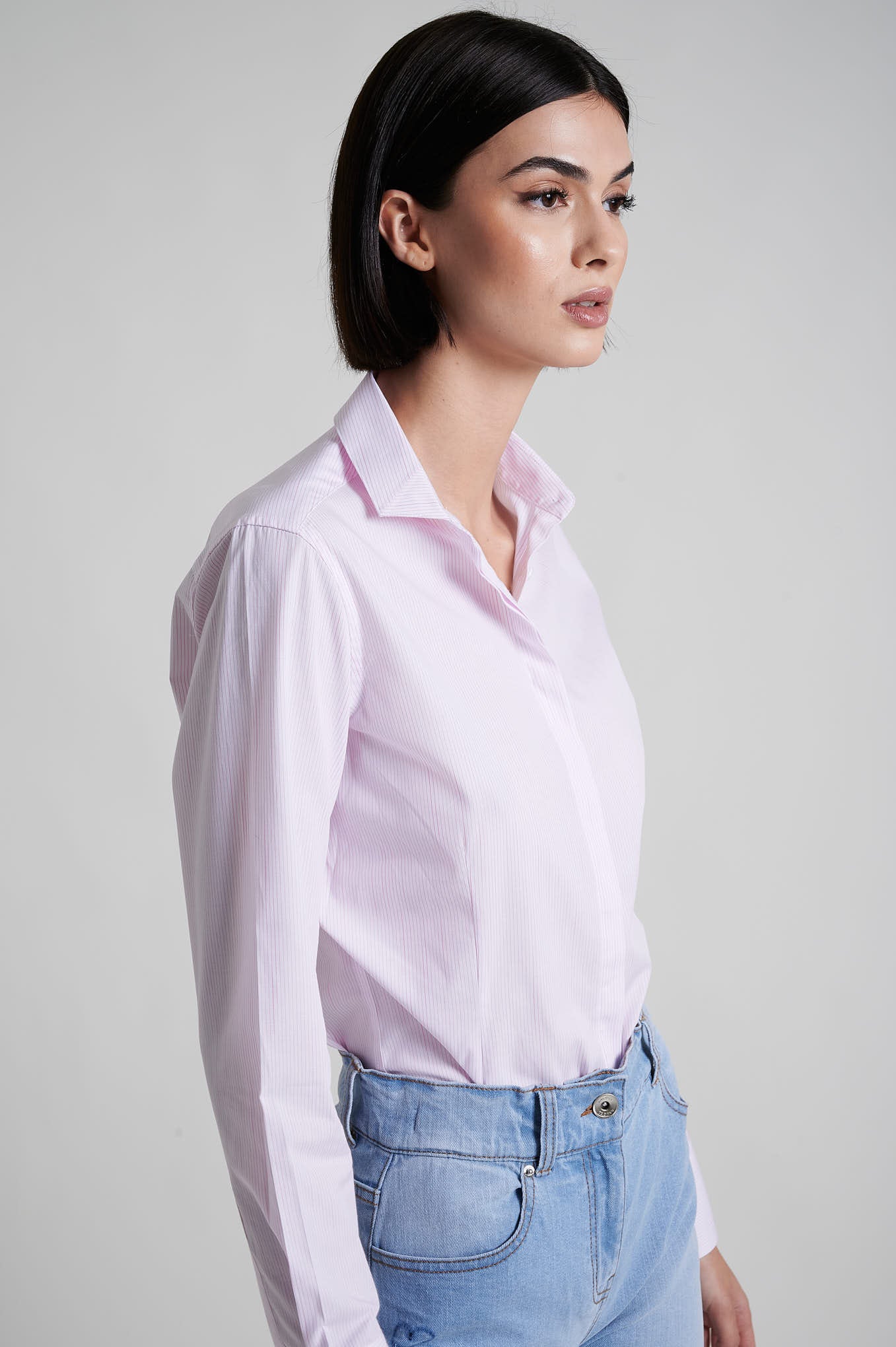 Timeless shirt with special workmanship at collar - Image 4