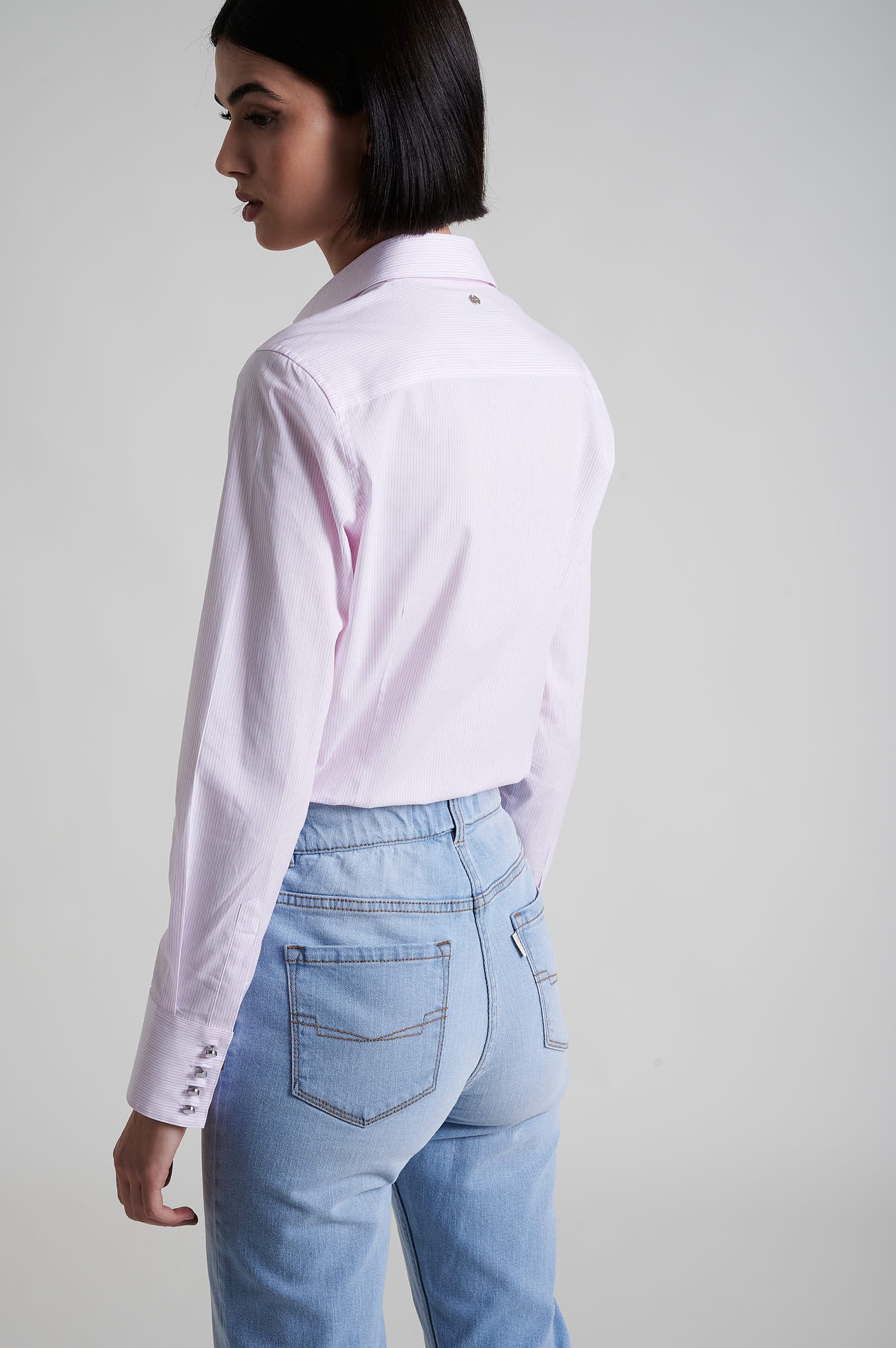 Timeless shirt with special workmanship at collar - Image 9