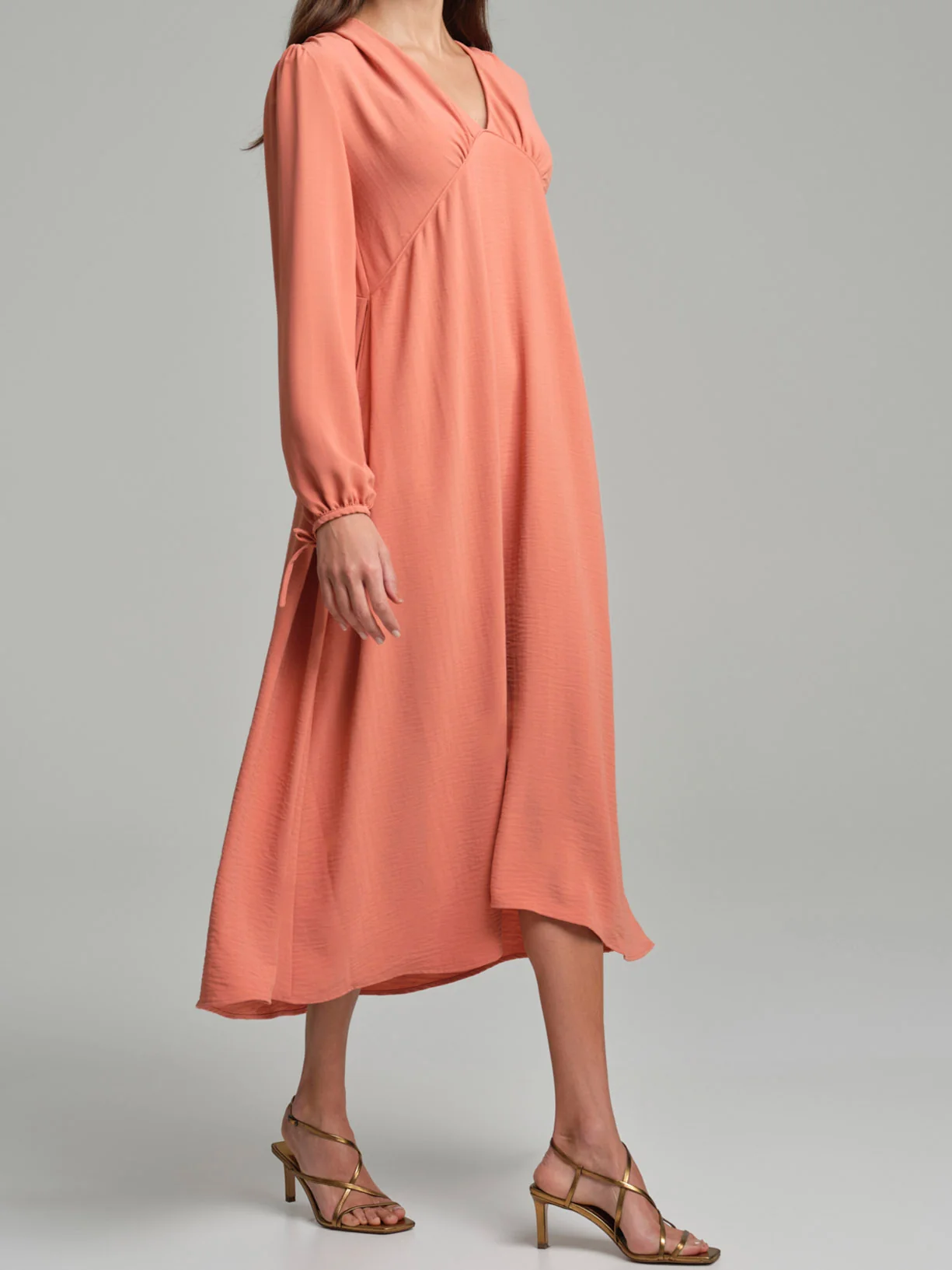 V-neck long dress with gathering effects