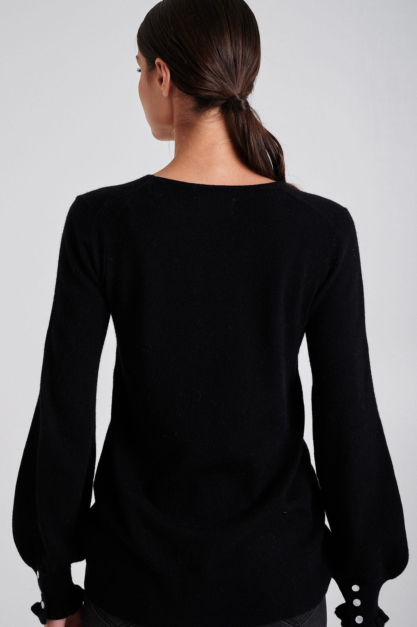 V neckline with baloon sleeves sweater - Image 4